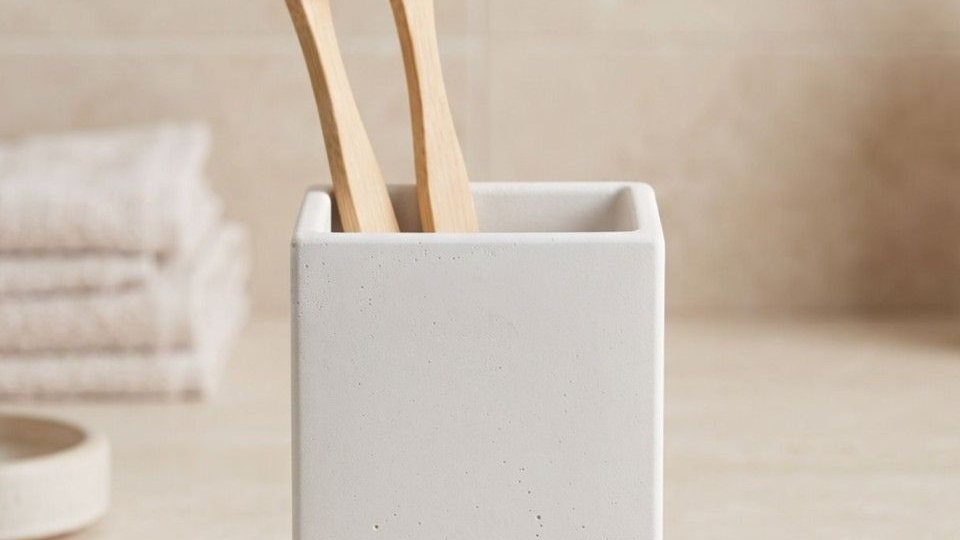 Стакан для зубных щёток из бетона, квадратный — белый матовый, 8×8×11 см